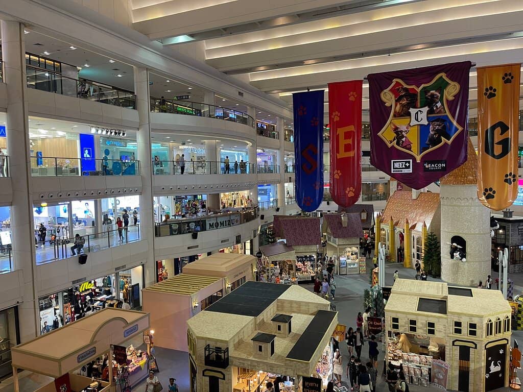 Rod Fai Night Market (Srinakarin)