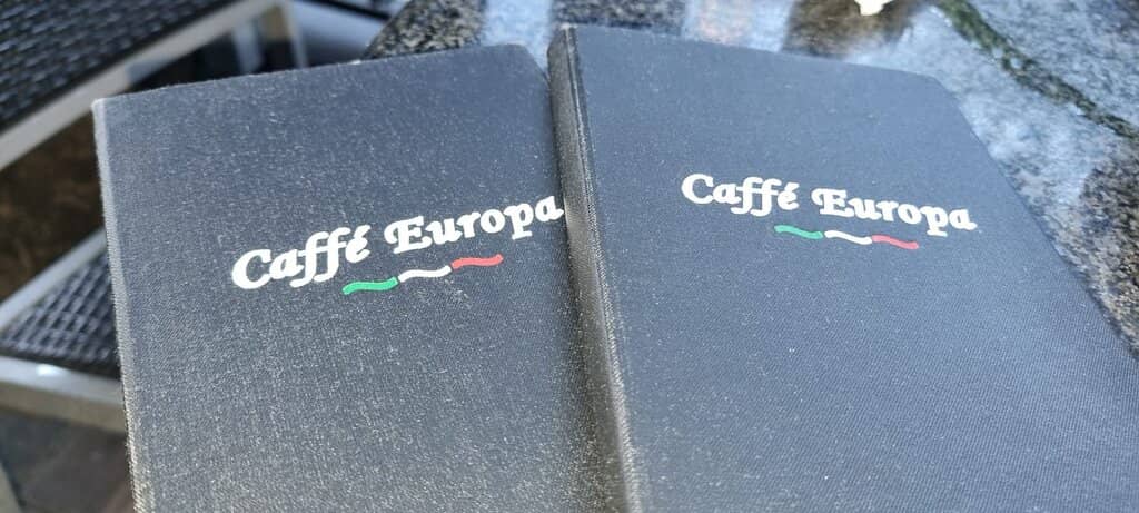 Lively Atmosphere & Street Tables