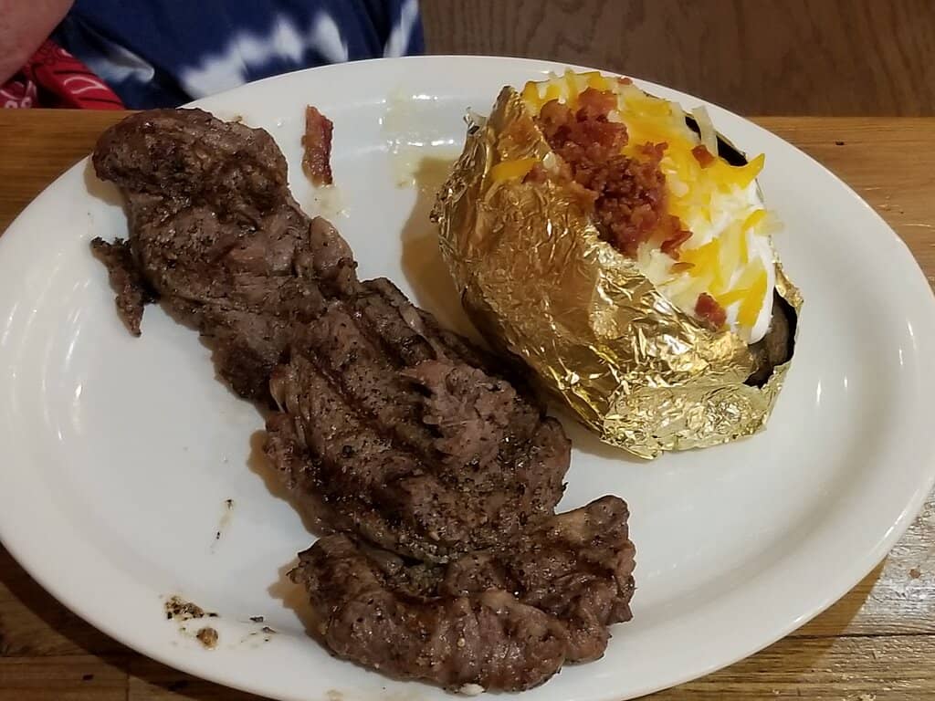 Texas-Themed Atmosphere & Live Music