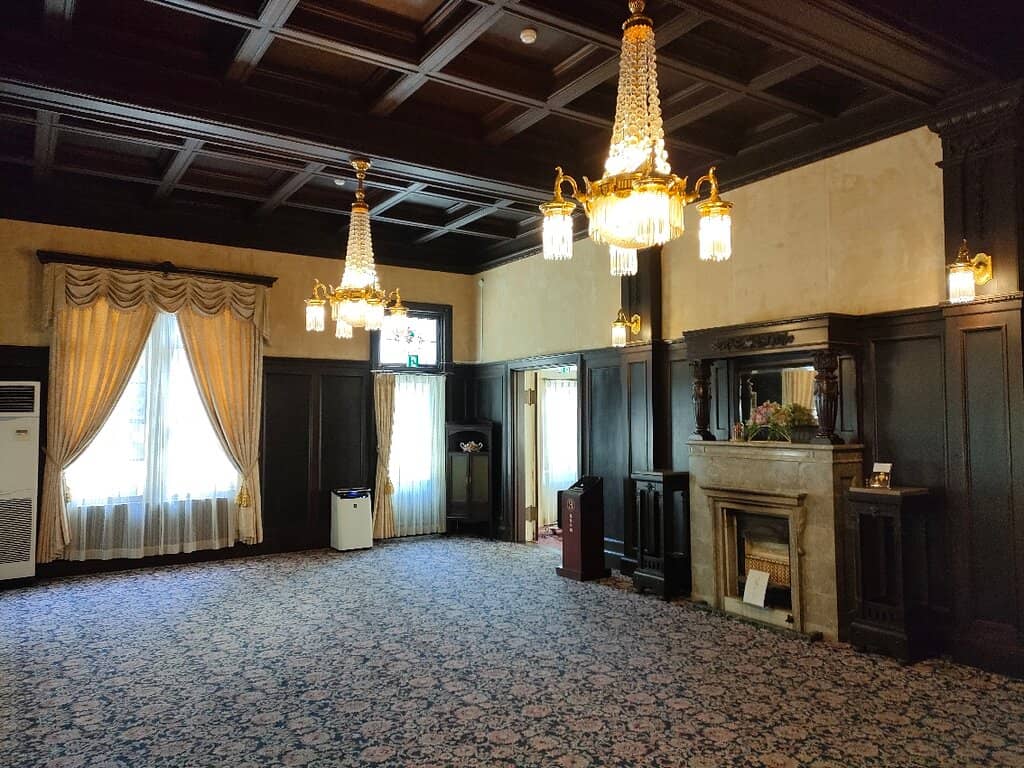 Scenic Courtyard and Grounds