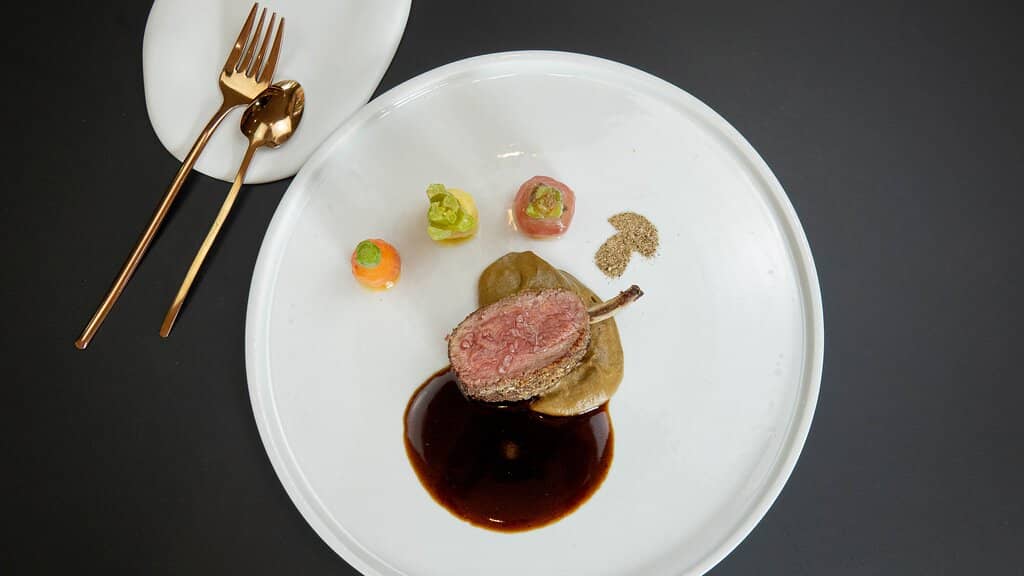 Côtelette de cerf, crème de cèpes et mini légumes