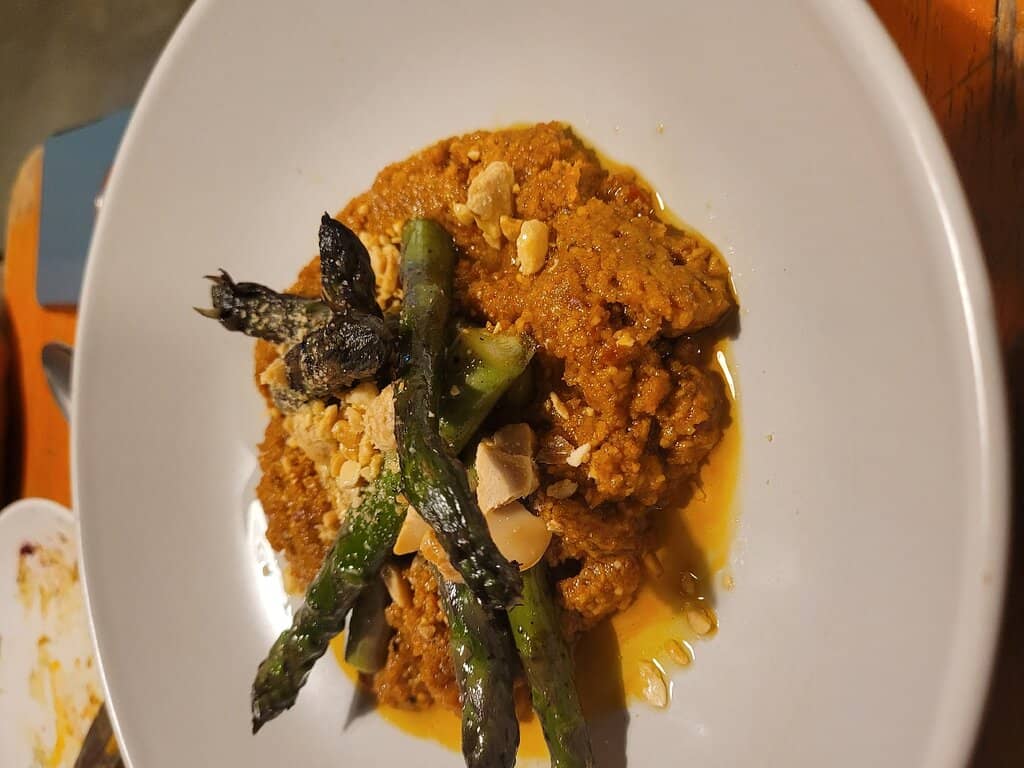 Cozy Atmosphere & Vibrant Vibe