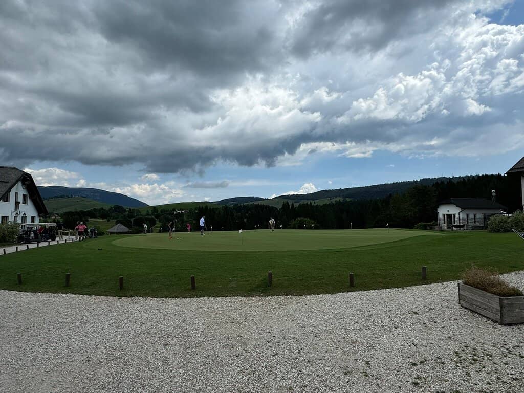 Chic Clubhouse & Dining