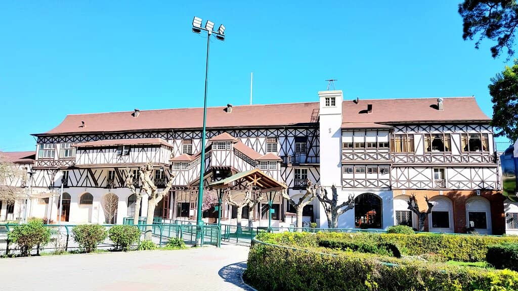 Vibrant 'Fondas' and Festivals