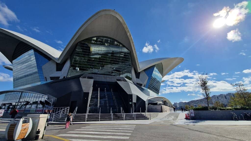 Diverse Shopping & Dining