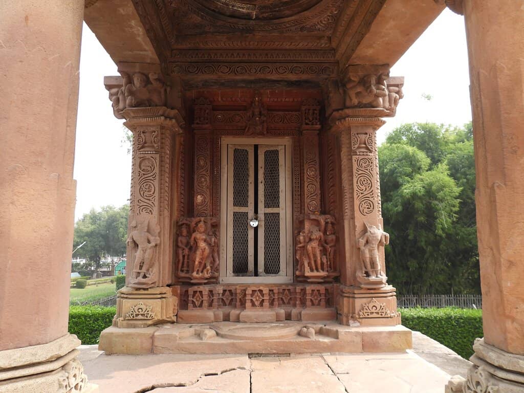 Proximity to Lakshmana Temple