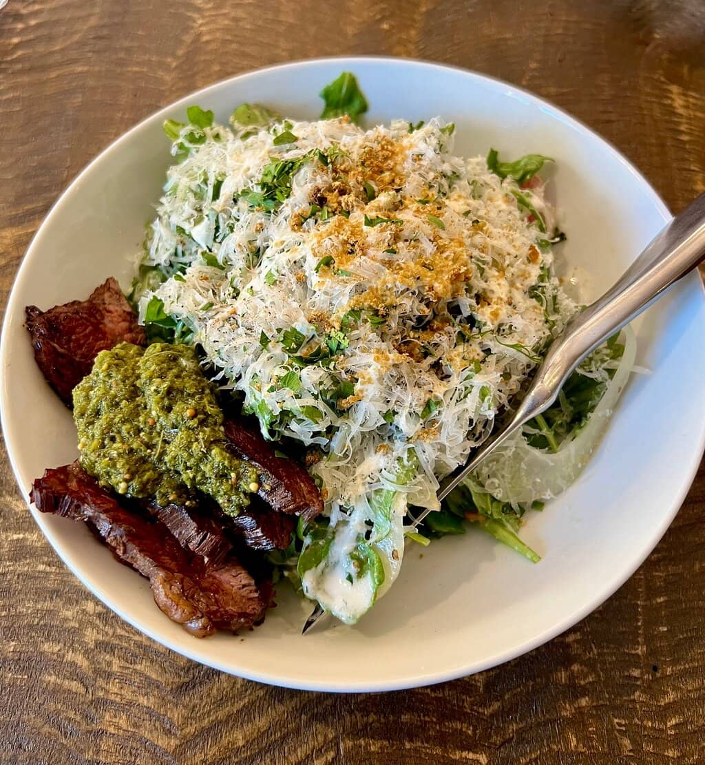 Cozy & Vibrant Atmosphere