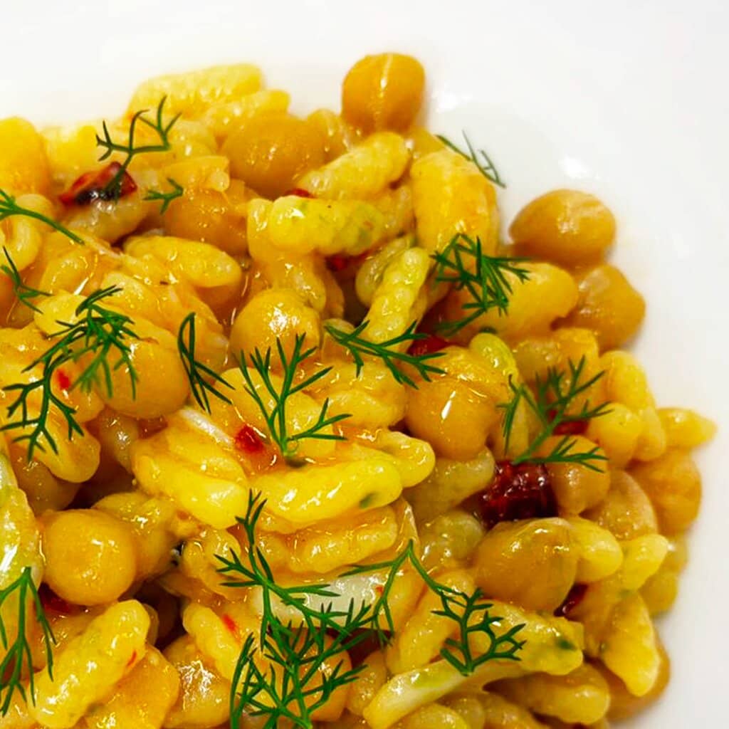 Raschiatelli al peperone crusco di Senise IGP, baccalà, ceci di Spello e finocchietto.