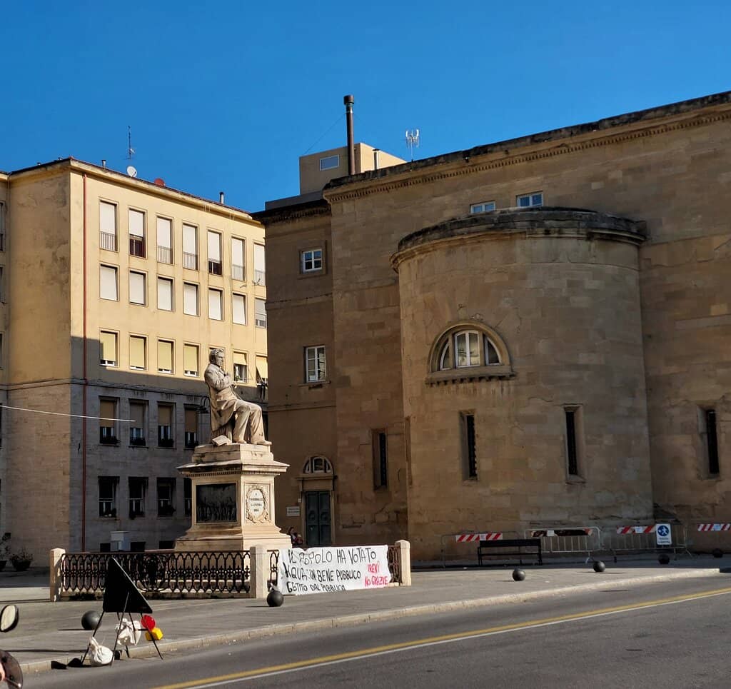 Via Grande Porticoes