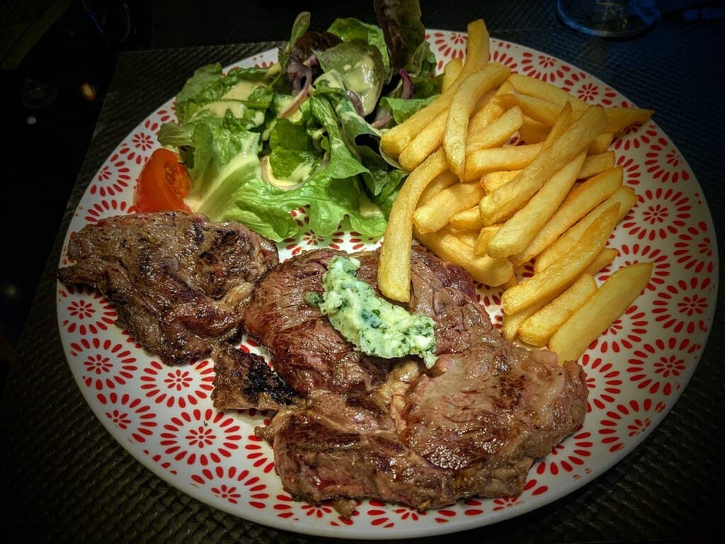 Raviolis basilic et mozzarella, sauce tomate, pesto et sa burrata crémeuse