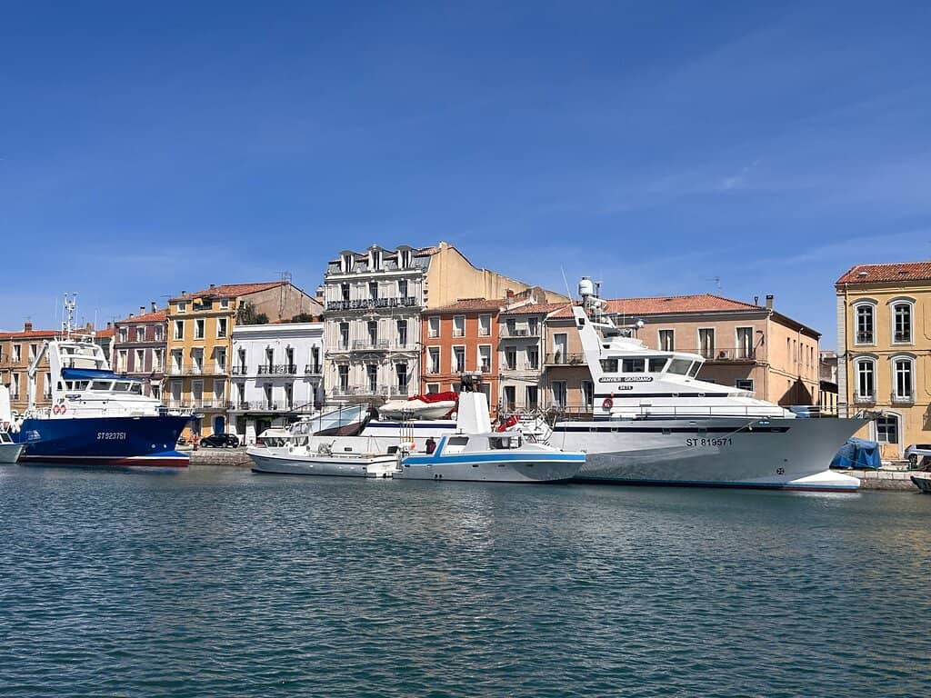 Canal-side Restaurants & Boutiques