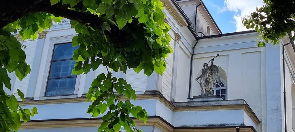 Tranquil Lakeside Location