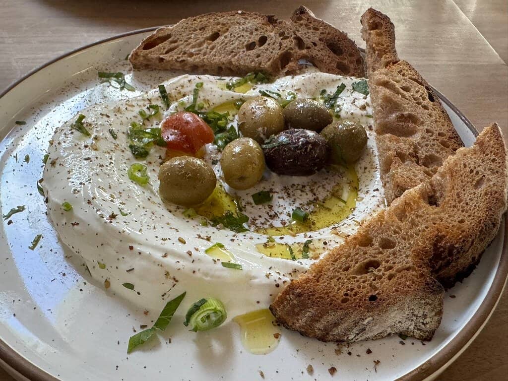 Cozy Atmosphere & Open Kitchen