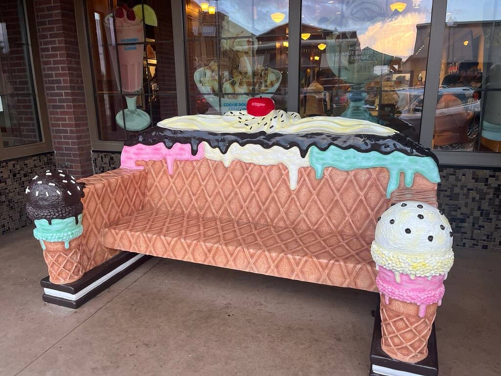 Themed Sundaes & Shakes