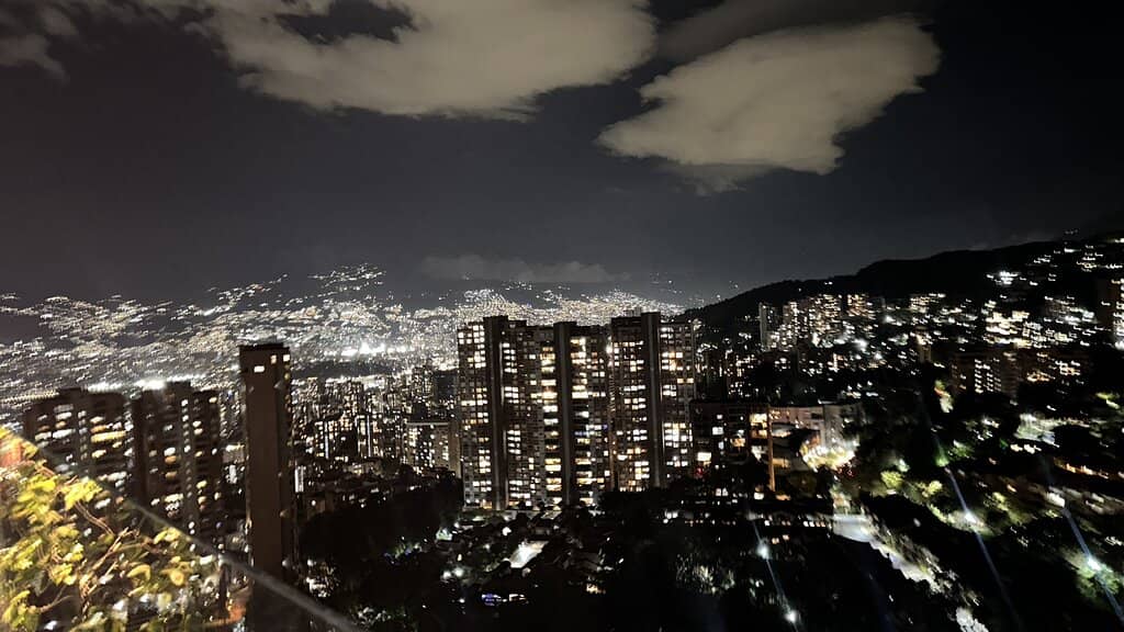 Vibrant Ambiance & Cocktails