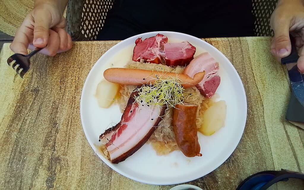 Glamorous Setting and Ambiance