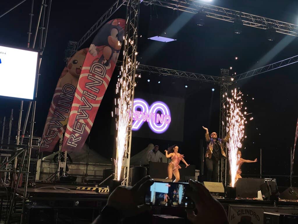 Vibrant Beach Clubs & Restaurants