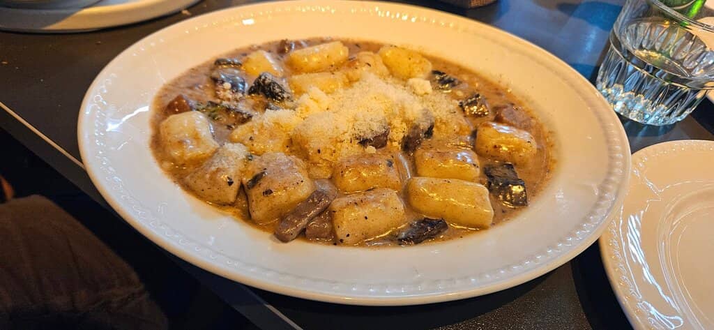 Cozy Atmosphere & Open Kitchen