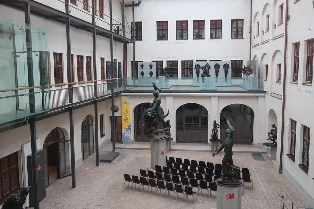 Sculptures & Handicrafts