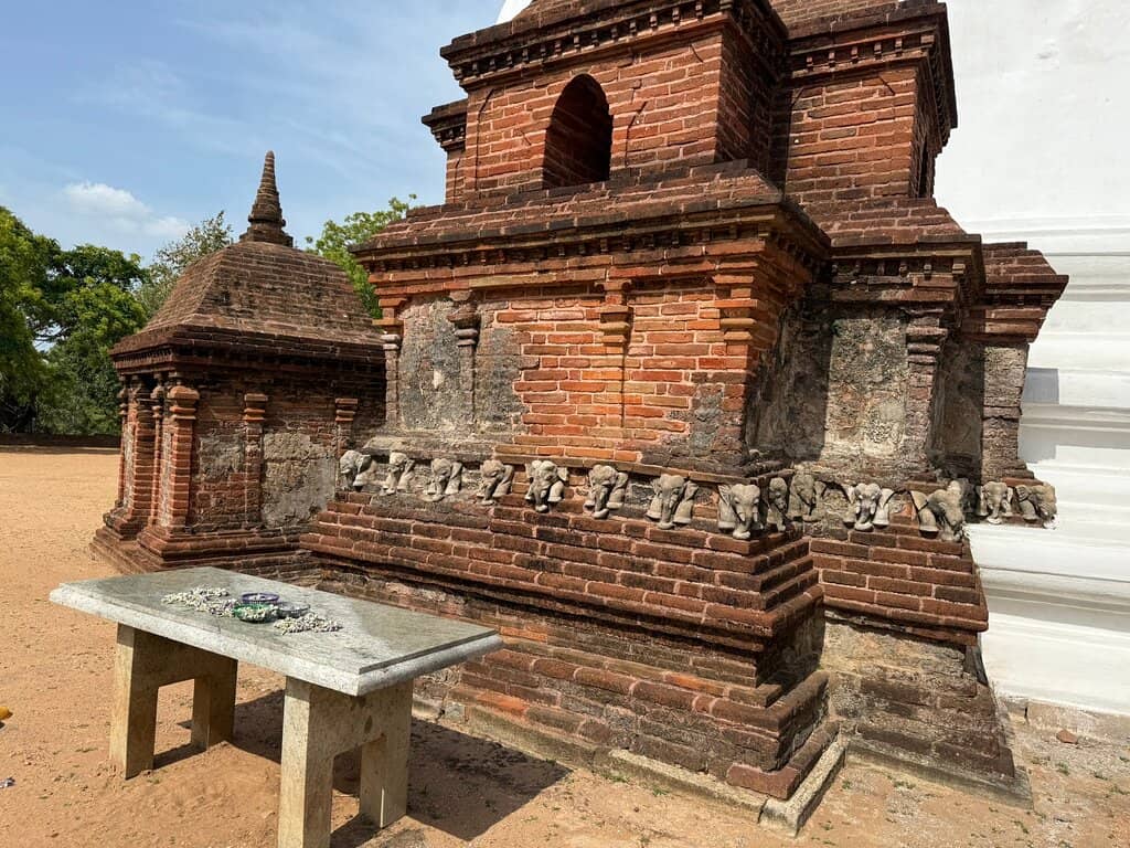 Proximity to Parakramabahu Statue