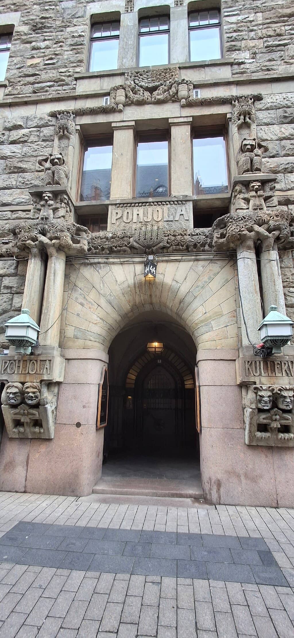 Lyhdynkantajat Statues