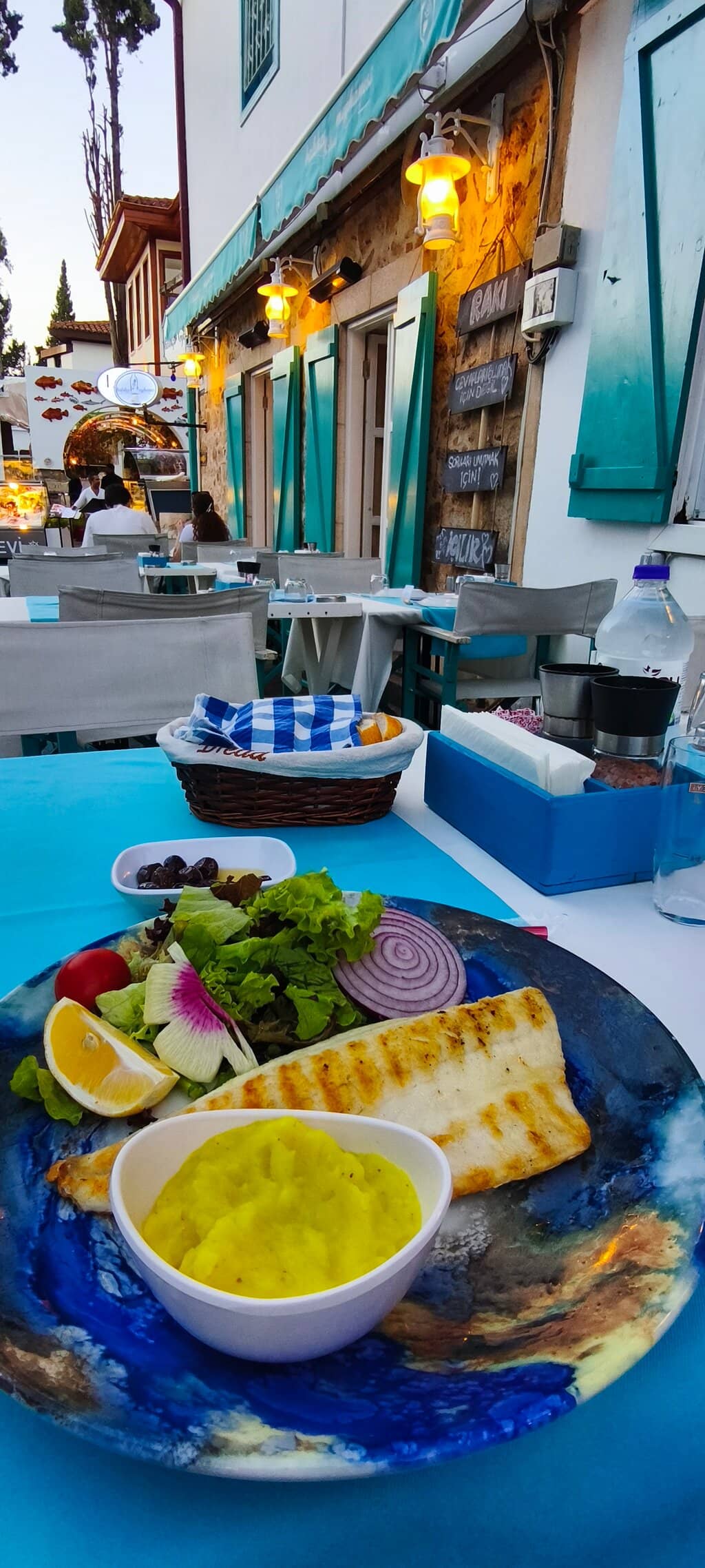 Cozy Atmosphere with Live Music