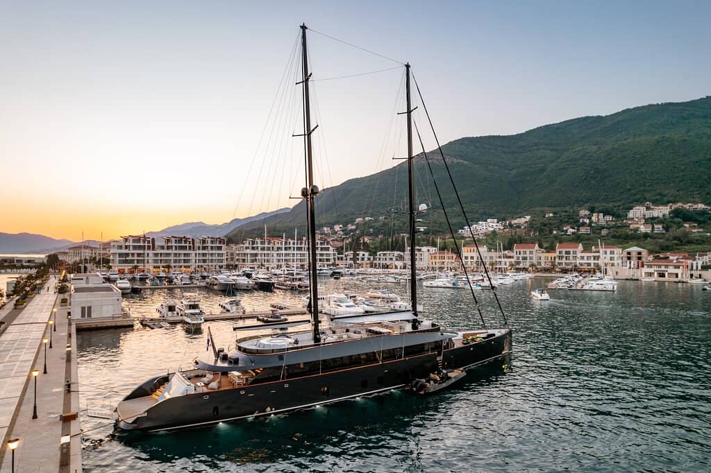 Lazure Hotel & Marina