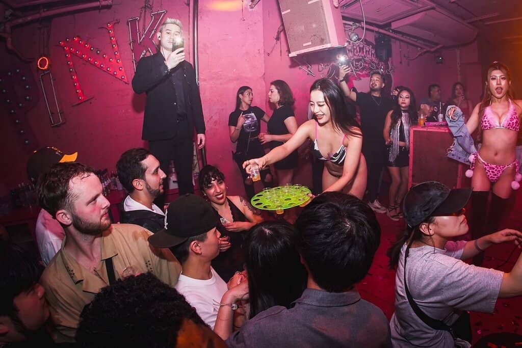 Skilled DJs & Dancers