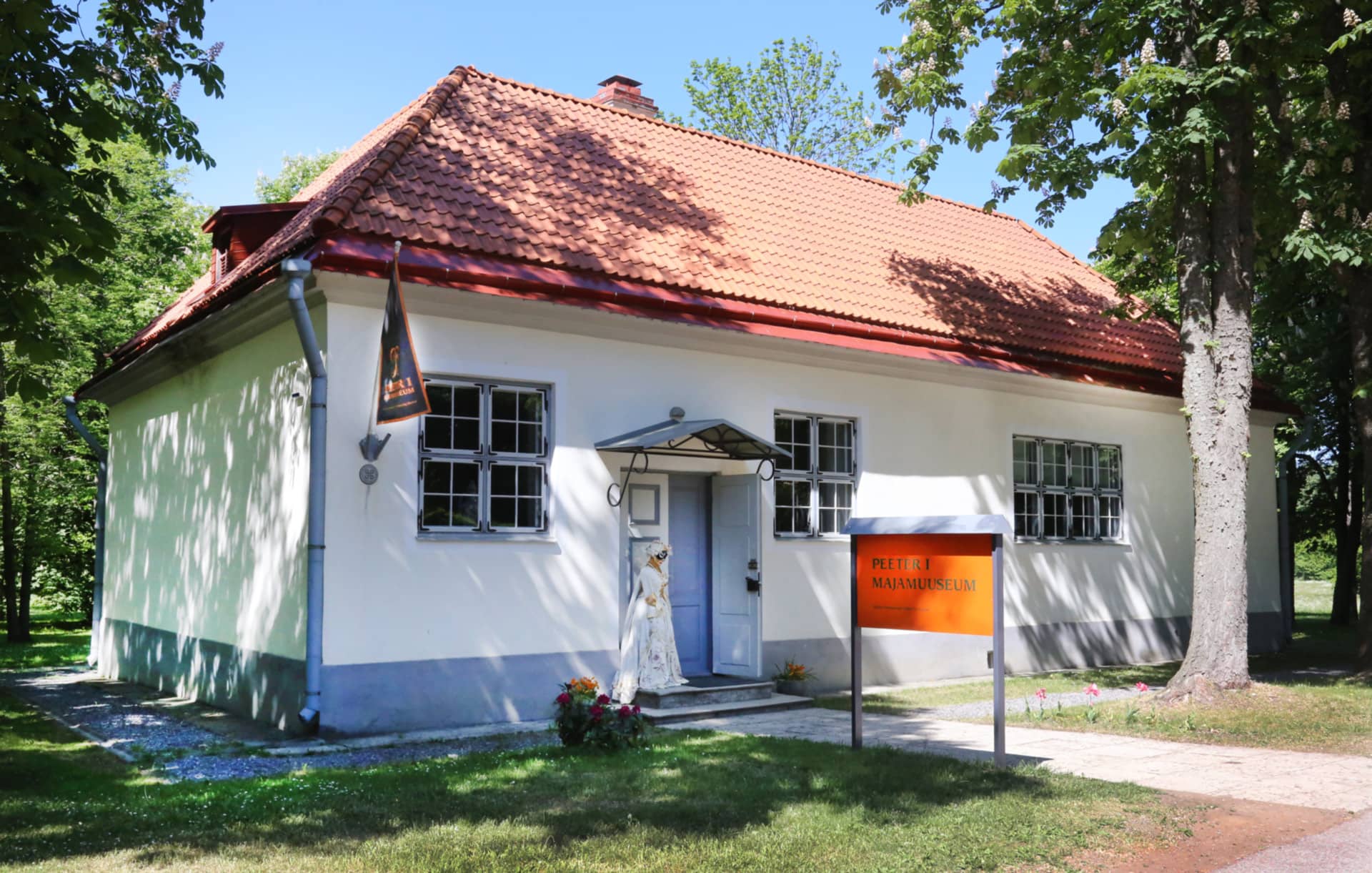 Kadriorg Park Setting