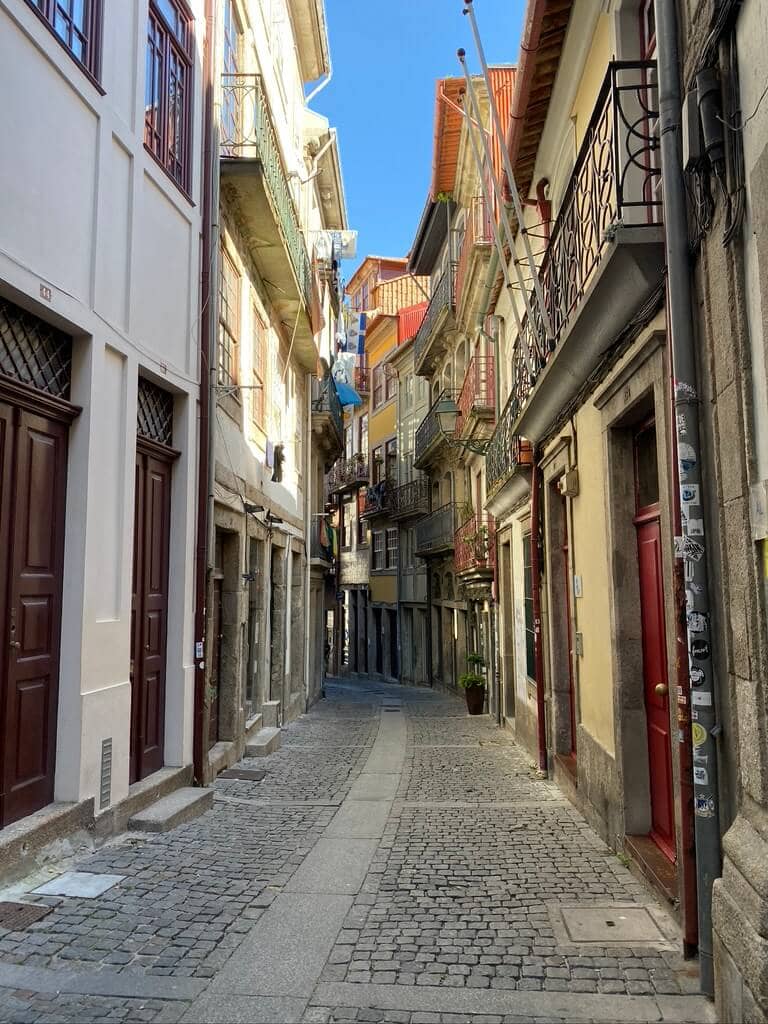 Bandeirinha Alley