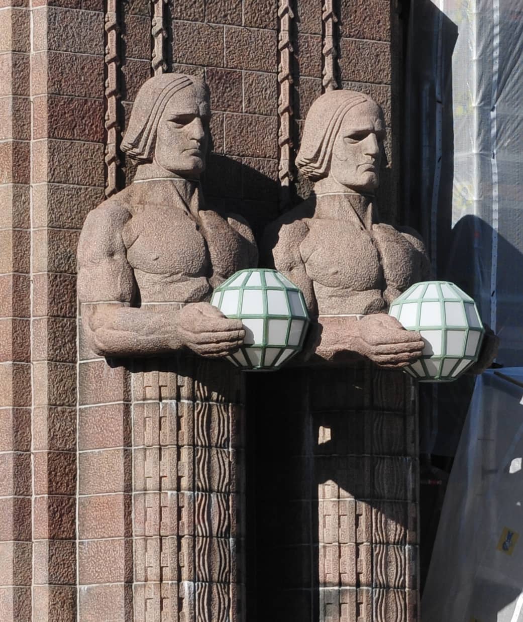 Lyhdynkantajat Statues