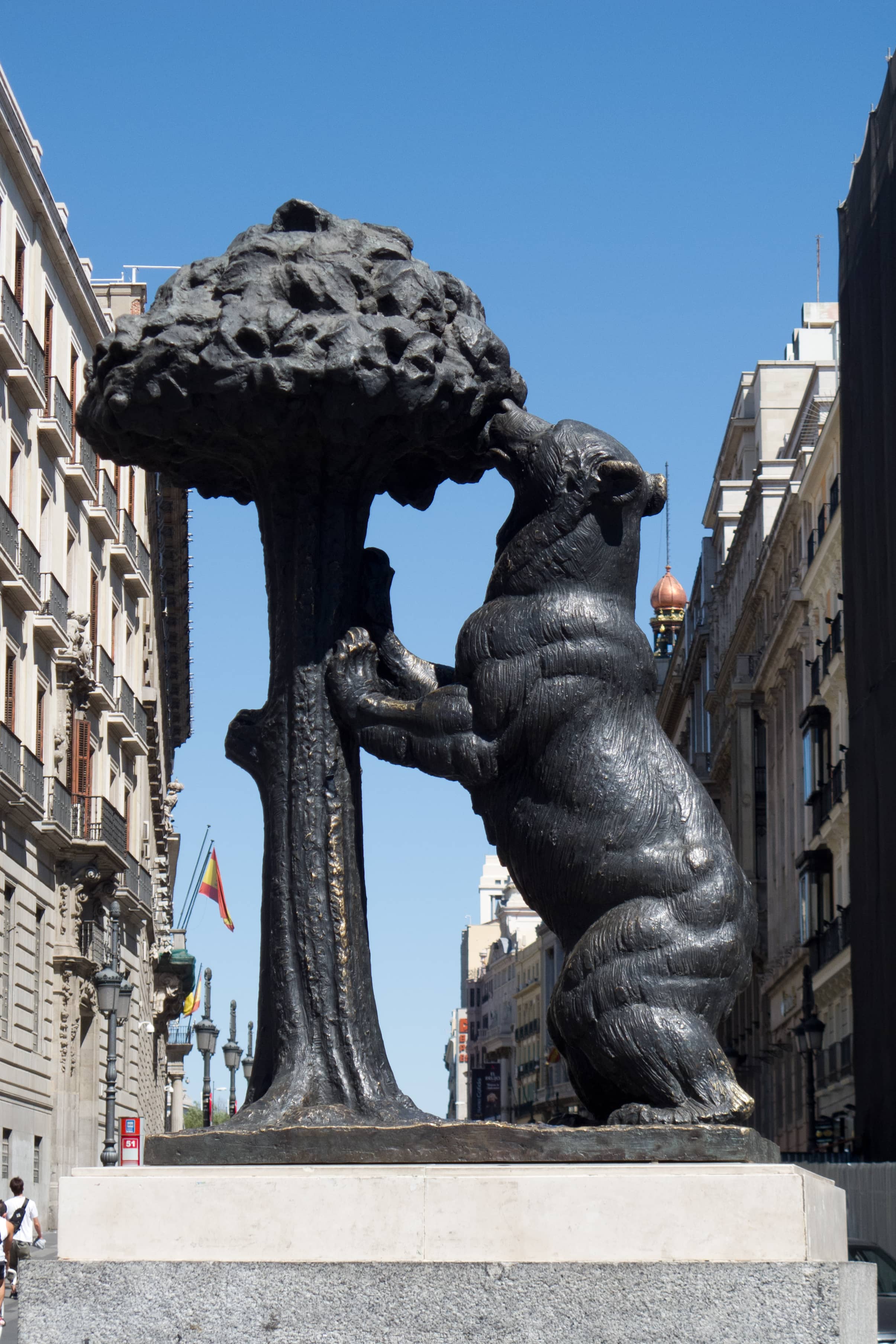 El Oso y el Madroño Statue