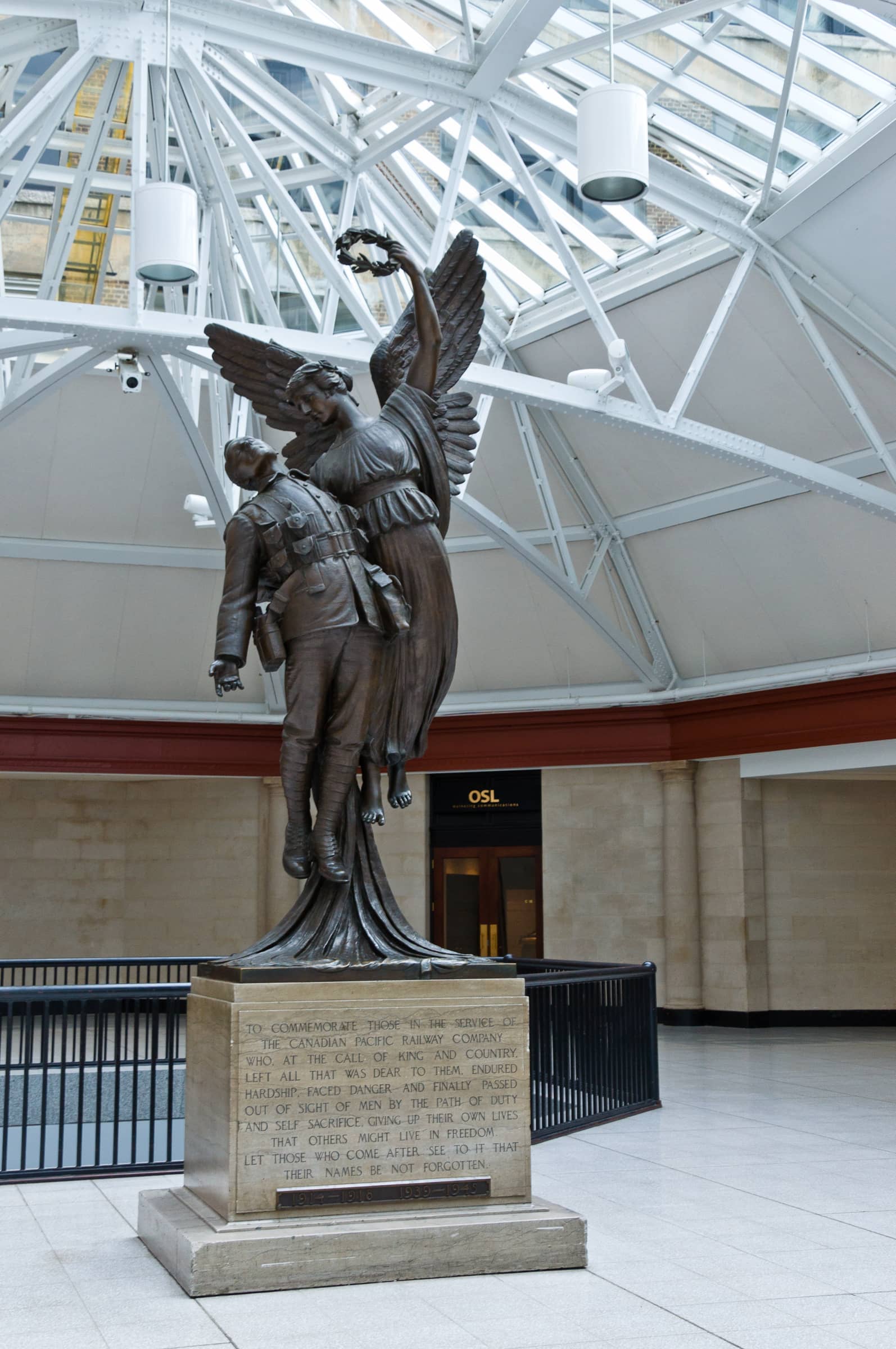 L'Ange de la Victoire Sculpture