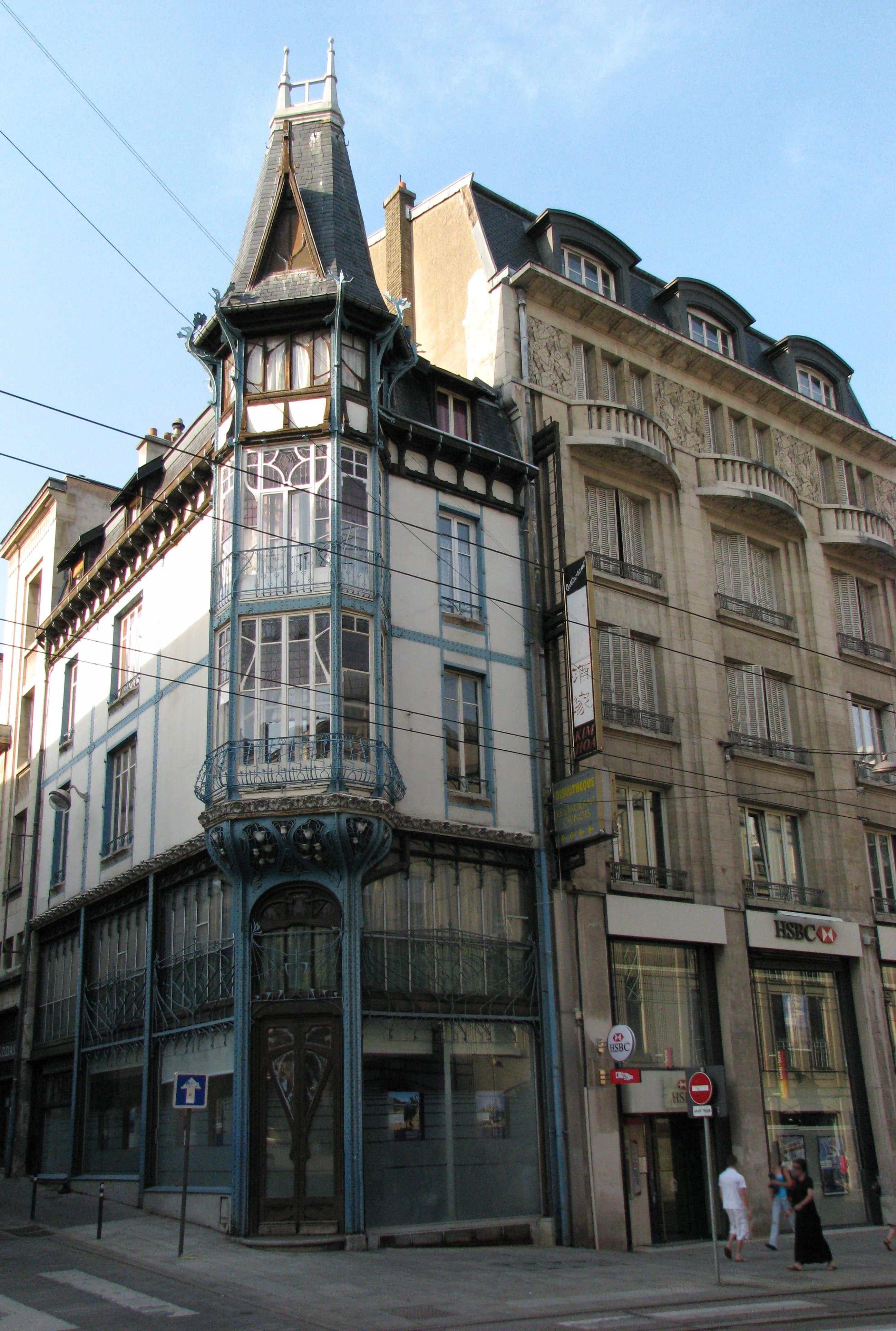 Lively Cafes & Restaurants