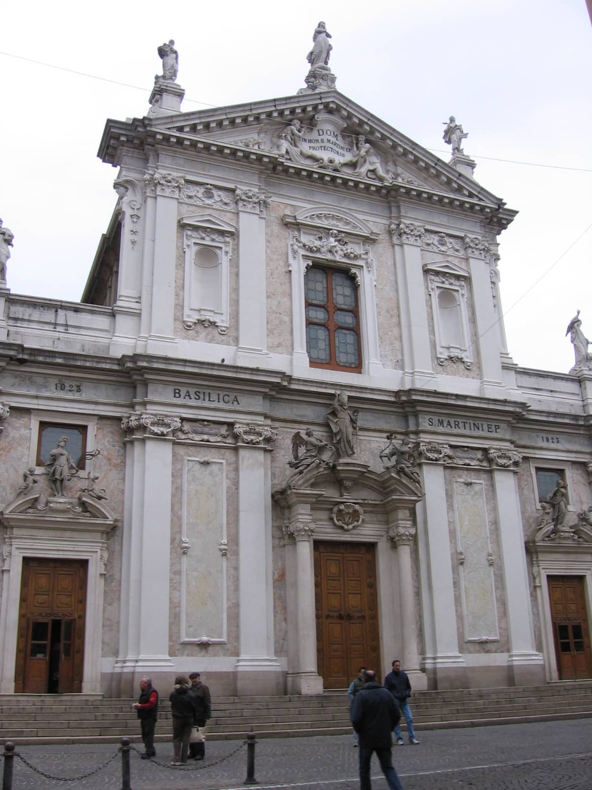 Lombard-Style Facade