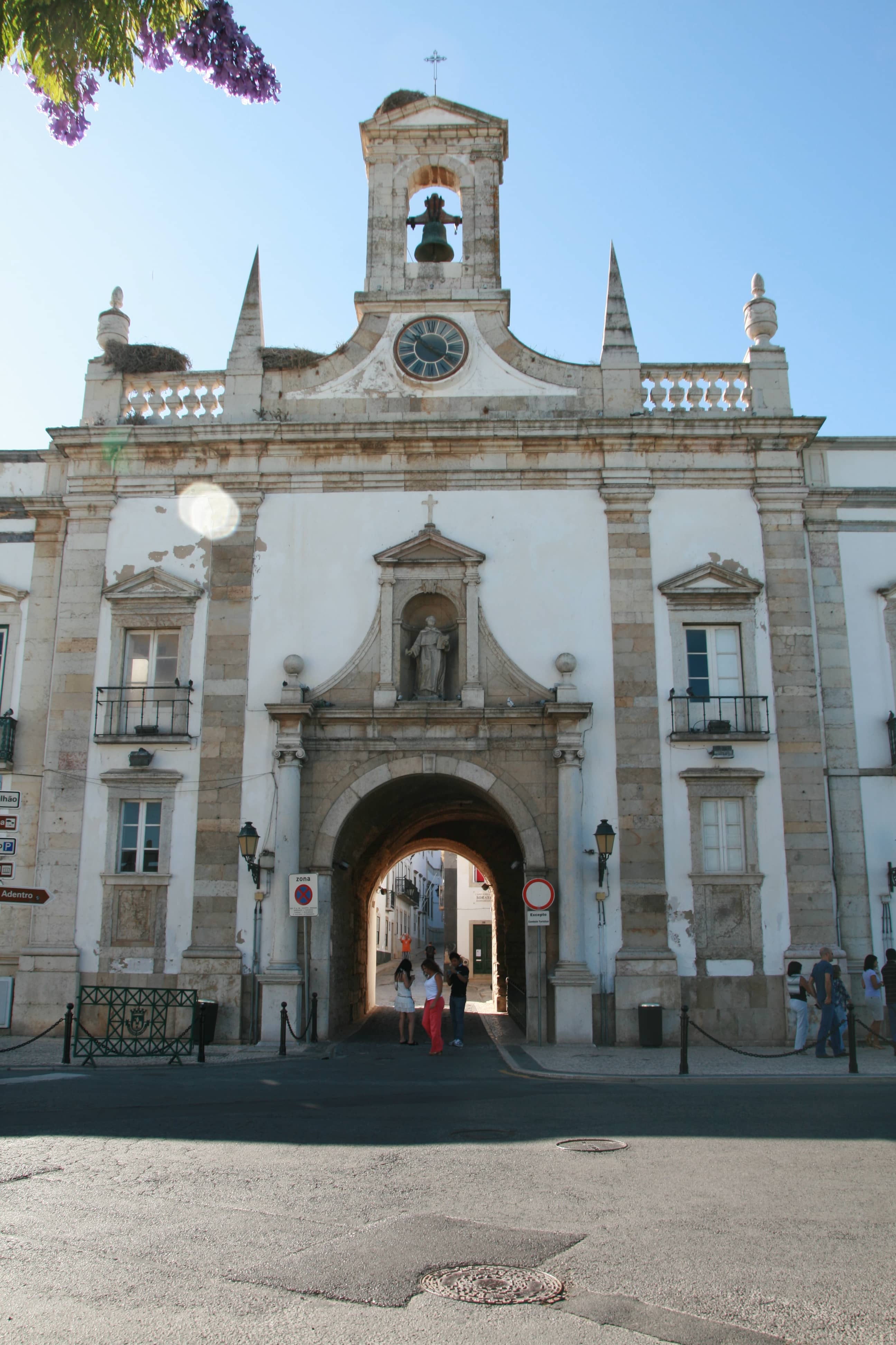 Arco da Vila Gateway