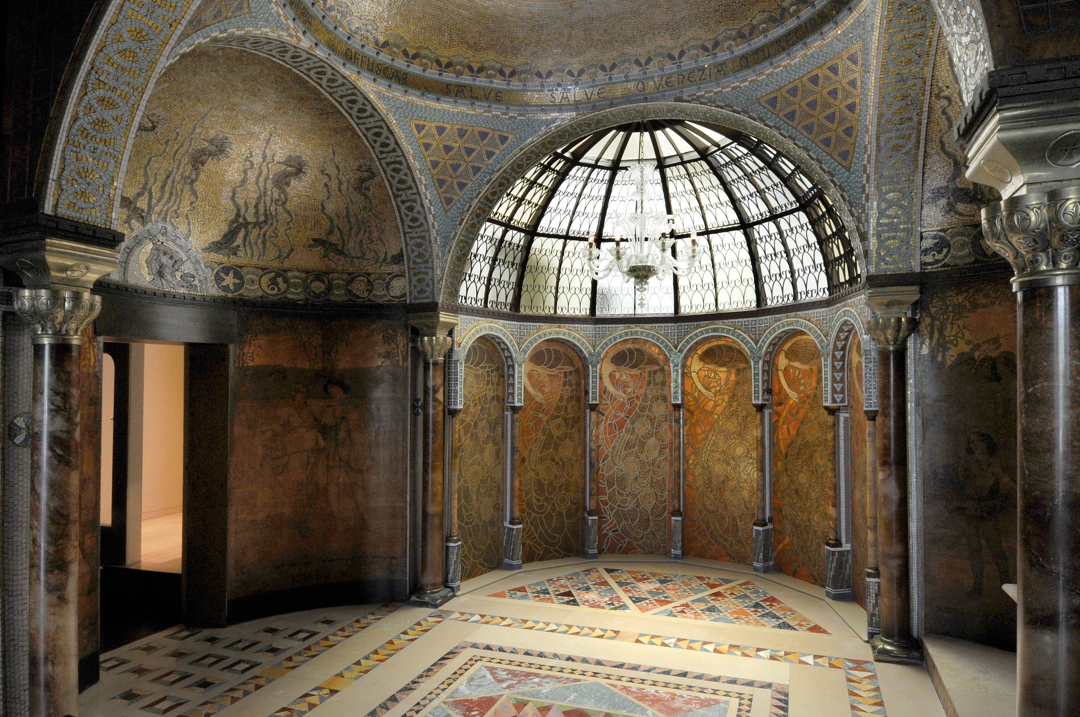 Intimate Museum Experience