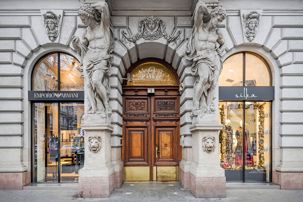 High-End Boutiques & Cafes