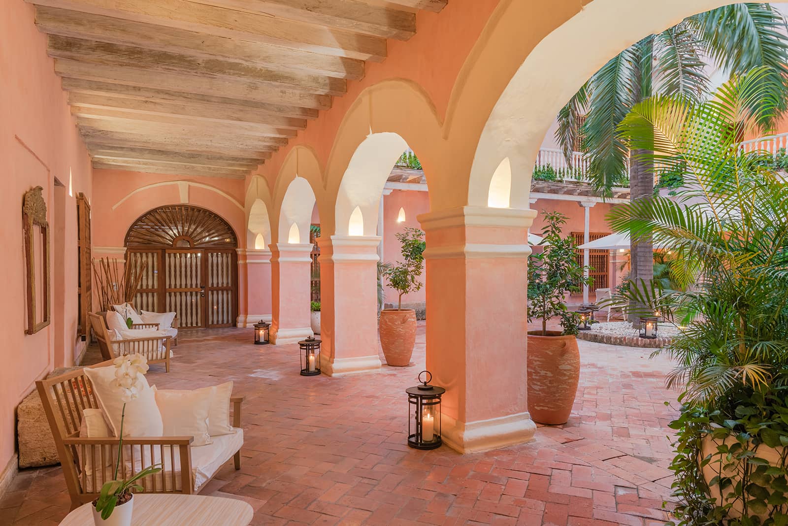 Colonial Charm & Courtyard Dining