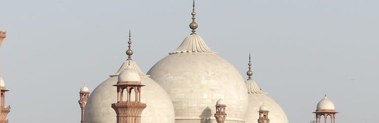 Badshahi Mosque by day