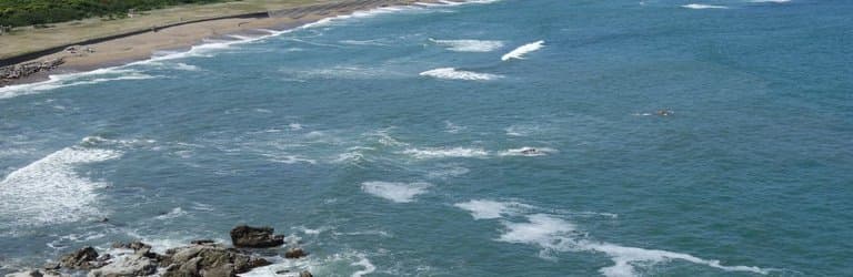 弓なりのビーチ。砂は荒めです。