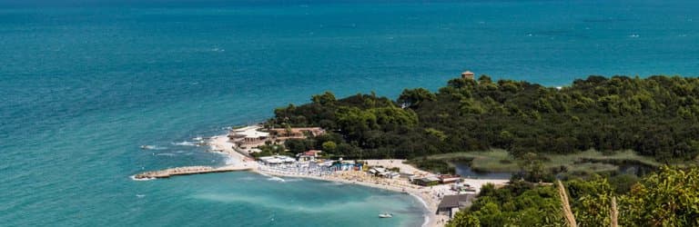 vista della spiaggia da sopra il monte