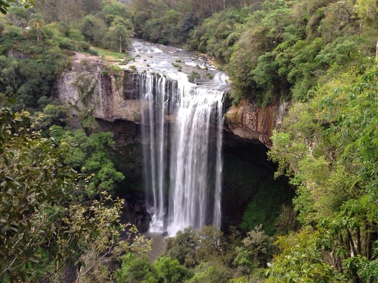 Foto tirada do mirante, vale a pena parar antes de descer na cachoeira.