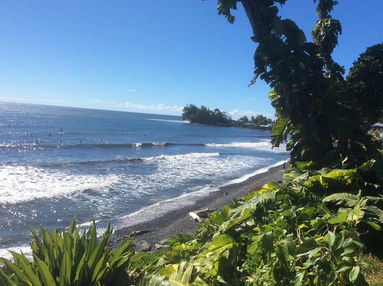Playa de arena negra con muchas ondas