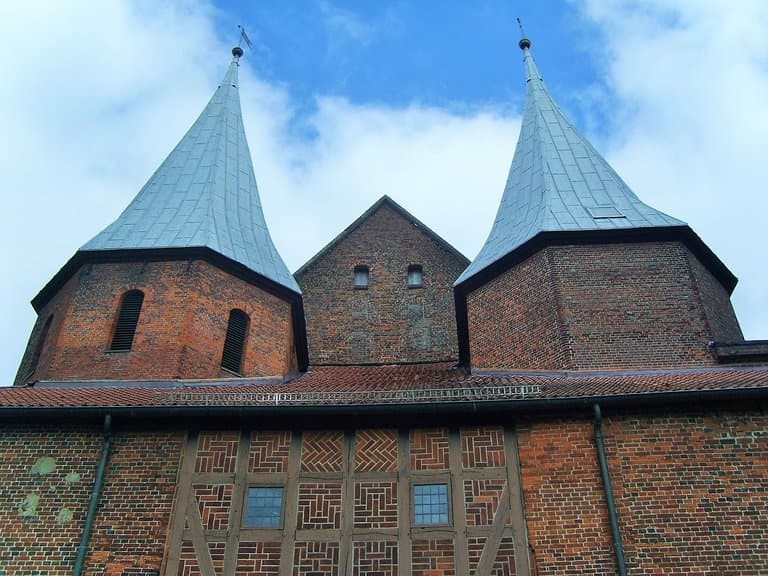 Schönes Fachwerk unter den Türmen
