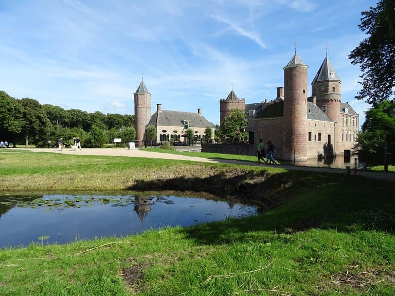 Kasteel Westhove tussen Oostkapelle en Domburg 