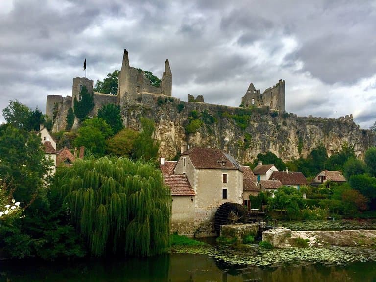 A voir : Les restes de l'abbaye Sainte Croix (l'église) qui était située dans la vallée au pied 