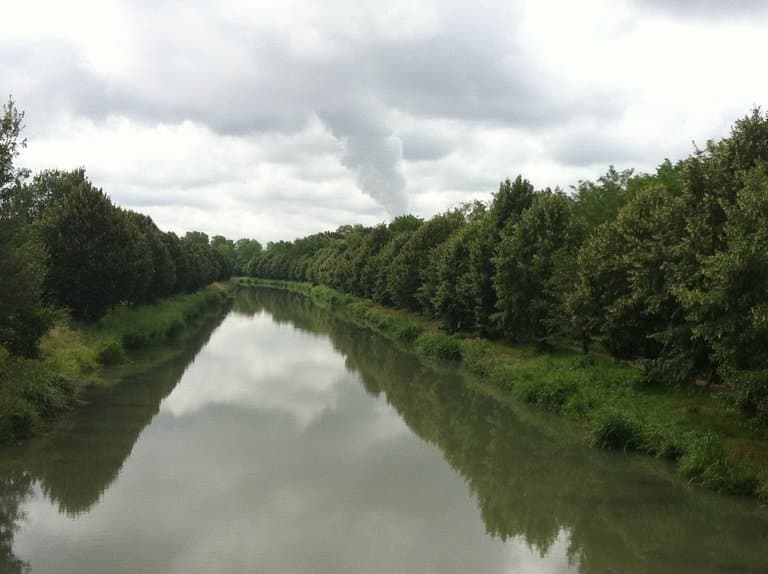 vue sur le canal bordé de tilleuls