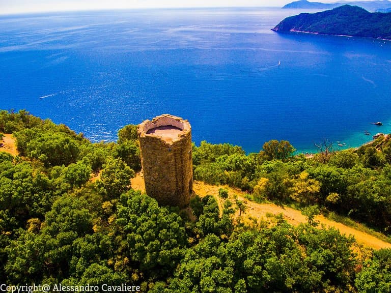 Torre di punta Baffe scattata con il drone