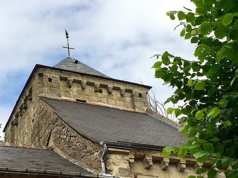 Surprenante église collée à la falaise